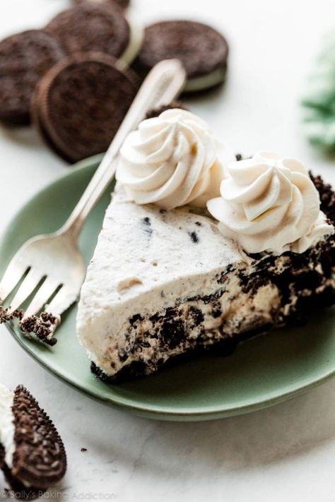 This is deliciously creamy cookies and cream pie! It's mostly no bake and made from only 6 ingredients like cream cheese, heavy cream, and Oreo cookies. You won't be able to put down your fork! Recipe on sallysbakingaddiction.com Cookies And Cream Pie, Sally Baking, Creamy Cookies, Oreo Cookie Cake, Homemade Oreo Cookies, Oreo Pie, No Bake Pumpkin Cheesecake, Oreo Cream, Cookies And Cream Cake