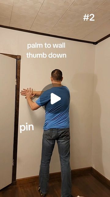 Upper Back Stretches For Pain, Shoulder Blade Stretch, Shoulder Blade Muscles, Cracking Your Back, Upper Back Stretches, Neck And Shoulder Exercises, Shoulder Dislocation, Sore Shoulder, Shoulder Stretches