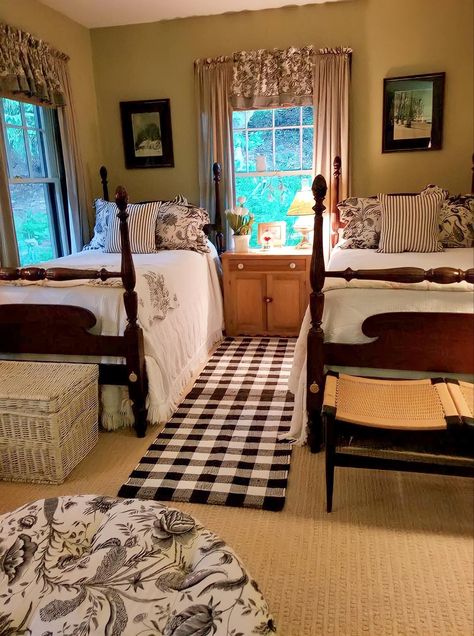 Twin Beds Guest Room, Bedroom Ideas For Small Rooms Cozy, Primitive Bedroom, Country Rose, Home Decor Idea, Beautiful Farmhouse, Cottage Bedroom, Cottage Interiors, Country Bedroom