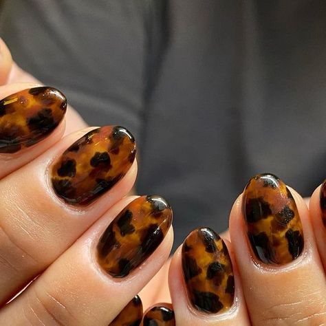 Torrid Shell Nails, Tortoise Gel Nails, Tortoiseshell Nails With Gold, Tortoise Shell Gel Nails, Short Tortoise Nails, Tortus Nail Designs, Tortious Shell Nails, Tortoise Nails Tutorial, Short Tortoise Shell Nails