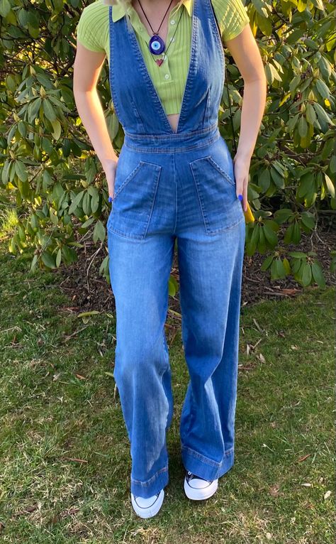 Blue And Green Outfit Aesthetic, Blue Hippie Outfit, Hippie Overalls Outfit, 70s Overalls Outfit, Green Overalls Outfits, 70s Overalls, Hippie Overalls, Flared Overalls, Green Jeans Outfit