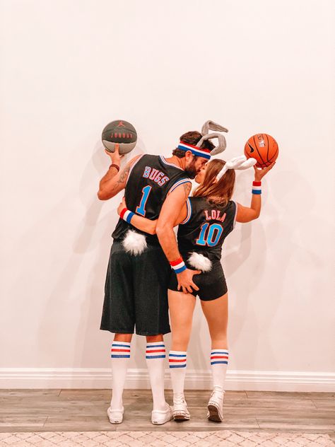 Lola And Bugs Bunny Costume Black Couple, Bugs Bunny And Lola Costume Black Couple, Baseball Couple Costumes, Partner Costumes Couple, Lola Bunny And Bugs Bunny Costume, Bugs Bunny And Lola Costume, Ideas Para Disfraces En Pareja, Dynamic Duo Couples, Cute Costumes For Couples