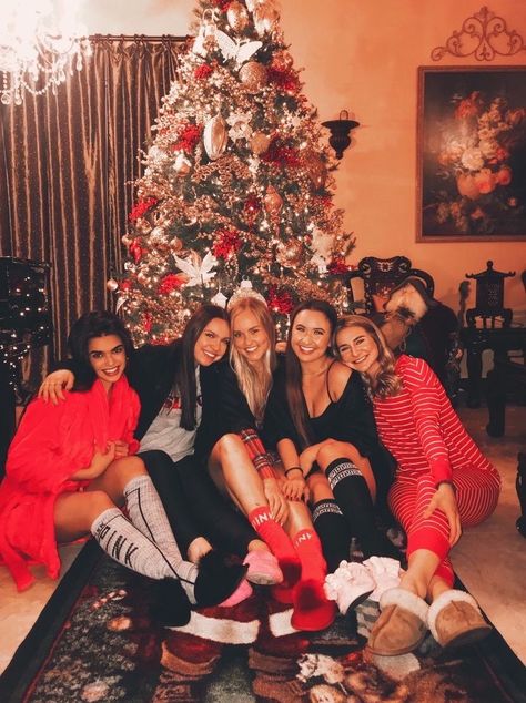 Christmas Aesthetic Friends, Christmas Friends Party, Friends Holiday Party, Christmas Party With Friends, Vs Pjs, Christmas Pictures Friends, Christmas Party Pictures, Christmas Party Friends, Christmas Pajama Party