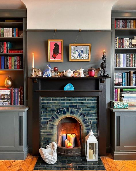 Farrow Ball Downpipe, 1930s Living Room, Fireplace Tile Ideas, Fireplace Display, Серая Кухня, Snug Room, Victorian Living Room, Decoration Details, Home Fireplace