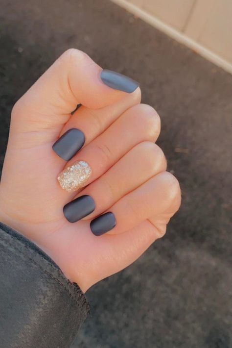 Cute Nail Colors For Winter, Simple Winter Nail Designs Short, Natural Nails Winter Colors, Elegant Winter Nails Classy Simple, Matte Nails Christmas, Winter Nail Colors 2022 Gel, Nails For Winter 2022, Winter Nails 2022 Trends Gel, Winter Sns Nails