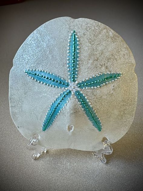 Painting Sand Dollars, Paint Shells, Sand Dollar Shell, Painted Sand Dollars, Sand Dollar Craft, Sand Dollar Art, Dollar Art, Beach Crafts Diy, Sand Dollar Ornament