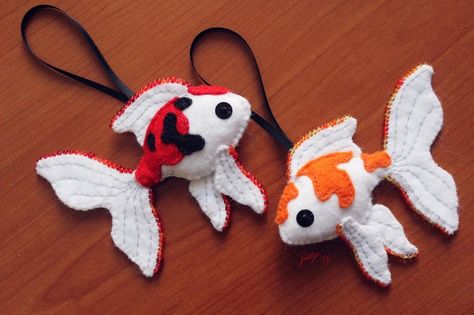 Veiltail shaped koi fish plushies made of felt and decorated with sequins and beads. Each one has 8 cm length. ------------------- I don't post here very often anymore, but if you want to see ... Embroidery Fish, Felt Fish, Baby Mobil, Cute Sewing Projects, Spring Craft, Plushie Patterns, Tanah Liat, Sewing Stuffed Animals, Felt Patterns