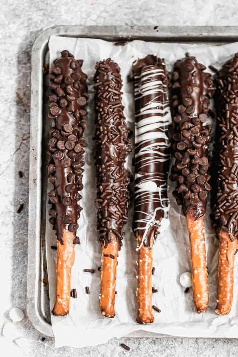 Holiday Chocolate Covered Pretzels, Chocolate Covered Pretzels Recipe, Melted Caramel, Chocolate Pretzel Rods, Chocolate Dipped Pretzel Rods, Covered Pretzel Rods, Outreach Ideas, Dipped Pretzel Rods, Simple Snacks