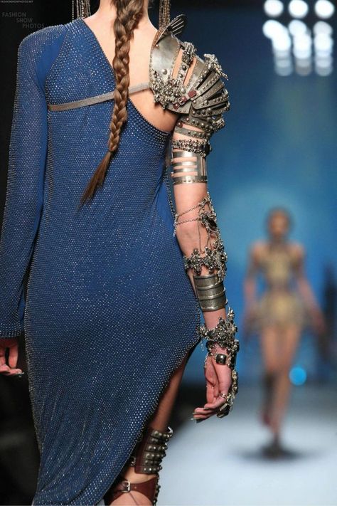 Female Medieval Armor inspired fashion Cyberpunk Hair, Steampunk Mode, Moda Steampunk, Haute Couture Style, Visual Balance, Mode Steampunk, Apocalyptic Fashion, Medieval Armor, Futuristic Fashion