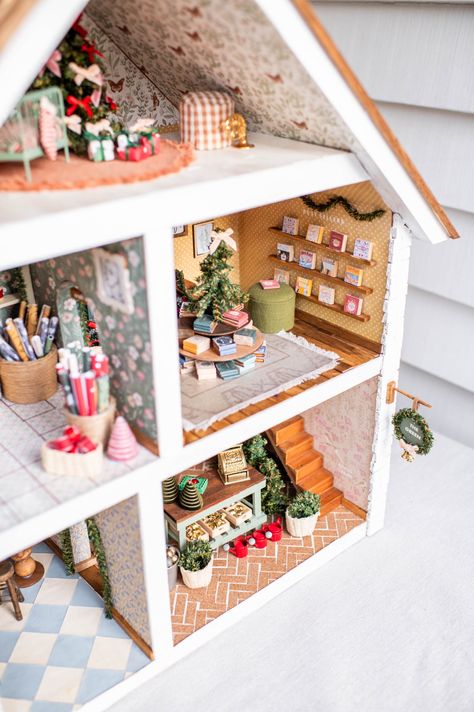 Creating a Christmas Dollhouse! Decorating Doll House Ideas, Diy Dollhouse Design, Refurbished Doll House Diy, Doll House To Gingerbread House, Mini Dollhouse Furniture Diy, Miniature Gingerbread House, Dolls House Makeover, Dollhouse Diy Ideas Projects, Dollhouse Gingerbread House Diy