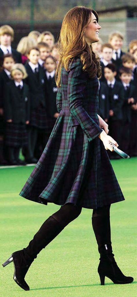 Green Tartan Dress Coat Moda Kate Middleton, Awesome Kate, Tartan Fashion, Southern Fashion, Black Watch Tartan, Estilo Real, Middleton Style, Kate Middleton Style, Dress Princess