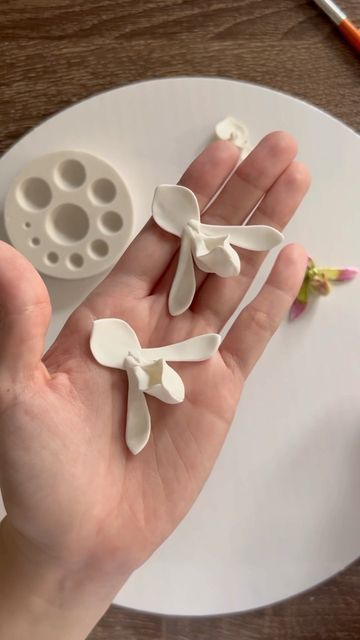 Una Artesana 🌖✨ on Instagram: "Sculpting a slipper orchid ft. Paphiopedilum fowlie 🤲🏼 The slipper orchid was hands down the most complicated flower to make in the whole collection! I sculpted it over 10 times before I was finally happy with it 😅 What made it so difficult was the labellum, aka the “slipper”. In my first prototypes I would try to mold it from one large ball of clay, but the shape never turned out quite right. Then I tried making it in two parts, which did the trick! I am so so Orchid Ceramic, Clay Orchid, Slipper Orchid, Lady Slipper Orchid, Finally Happy, Art Clay, Clay Tutorials, Orchid Flower, Diy Clay