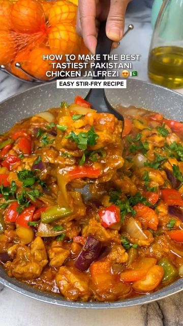 Chicken Jalfrezi Recipe, Chicken Jalfrezi, Pakistani Dishes, Easy Stir Fry Recipes, Popular Dishes, Ginger Garlic Paste, Easy Stir Fry, Halal Food, Veggie Stir Fry