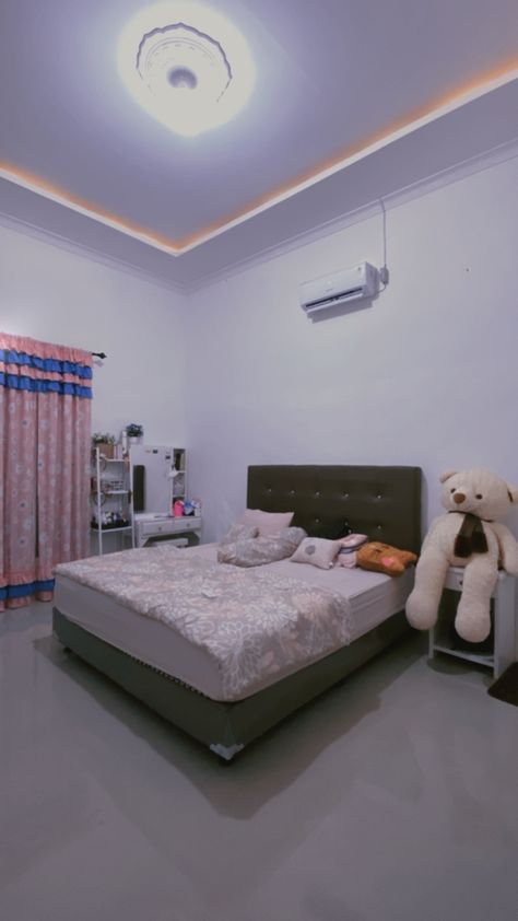 Apartemen Studio, Easy Room Decor, Small House Front Design, Sleeping Room, Dekorasi Kamar Tidur, Classy Photography, House Front Design, Room Tour, Room Inspiration Bedroom