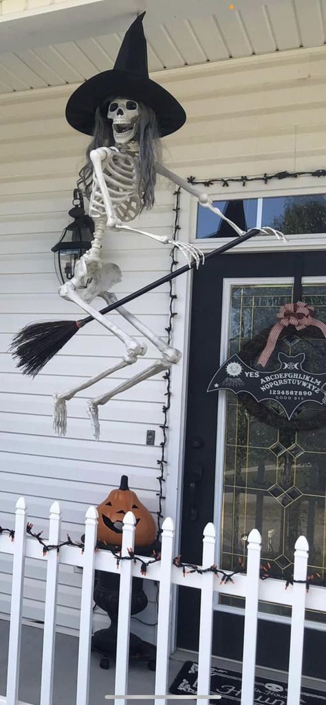 Porche Halloween, Halloween Patio, Scary Halloween Decorations Outdoor, Halloween Camping, Front Porch Decor Ideas, Halloween Diy Outdoor, Halloween Outside, Casa Halloween, Halloween Front Porch Decor