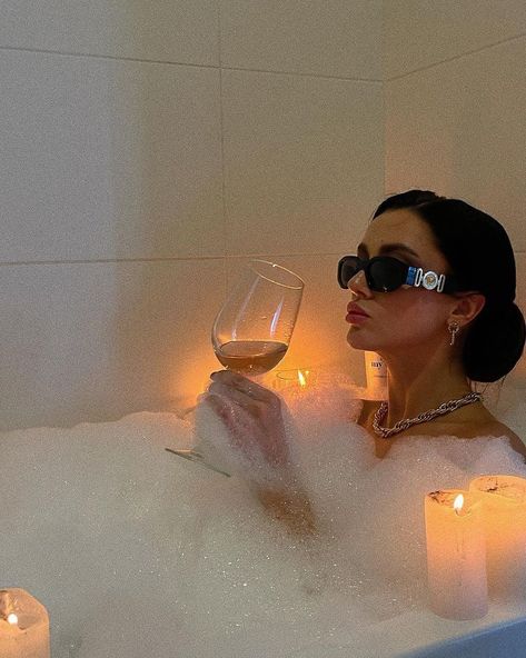 Aesthetic Bath Tub Pics, Wine In Bathtub Aesthetic, Bath Tube Photo Ideas, Bathtub Pictures Instagram, Bath Tub Photoshoot Ideas Women, Jacuzzi Poses, Birthday Bathtub Photoshoot, Bathtub Photoshoot Aesthetic, Bathtub Shoot