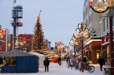 Visitar Finlandia durante la época de Navidad es una maravilla. Lo más significativo es poder disfrutar del sol de medianoche. En la ciudad existe la residencia oficial de Papá Noel, donde se puede conocer personalmente a Santa Claus, o enviar una carta desde la oficina postal central de Papá Noel. También por este parque pasa la línea del Círculo Polar Ártico que traspasamos al llegar a la ciudad por avión, ya que el aeropuerto está dentro del Círculo Polar Artico. Dream Places, All Over The World, Lamp Post, Christmas Time, Norway, Santa Claus, Street View, Travel, Christmas