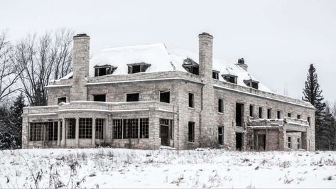 Abandoned Town, Abandoned Property, Creepy Houses, Abandoned Mansion, Old Abandoned Houses, Spooky Places, Old Mansions, Abandoned House, Interesting Buildings