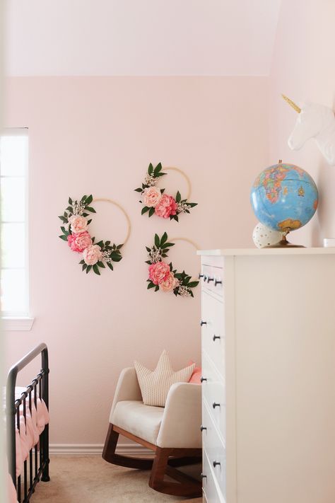 25 Bedroom Ideas Little Girls Will Absolutely Love — Sugar & Cloth Floral Bedroom Wall Decor, Diy Pink Bedroom Decor, Floral Wall Decor Bedroom, Girls Floral Bedroom Ideas, Home Decor Ideas Bedroom Wall Decorations Easy Diy, Diy Pink Wall Decor, Pink Floral Bedroom Ideas, Diy Wall Decor For Bedroom Easy, Diy Floral Wall Decor