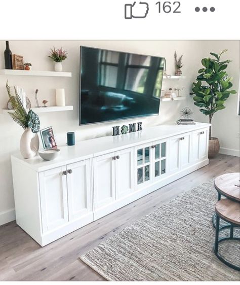 Tv Unit Cottage Style, Styling Long Living Room, Beach House Tv Wall, Long Entertainment Center, Tv Console Decor, Florida Bungalow, Built In Shelves Living Room, Living Room Built Ins, Living Tv