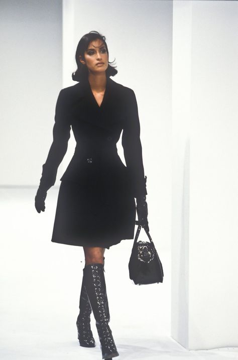 1990 Style, Dolce And Gabbana Runway, Yasmeen Ghauri, Model Runway, 90s Runway Fashion, Runway Fashion Couture, Vintage Runway, Runway Outfits, 90s Model