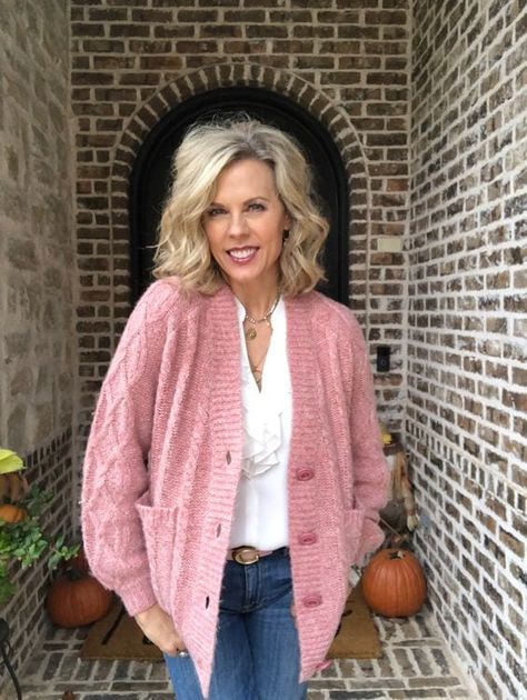 36 Best Cardigan Sweater Outfits For Women Over 50 to Wear Sweater Outfits For Women, Sweater Cardigan Outfit, Outfits For Women Over 50, Best Cardigans, Cabi Clothes, Comfortable Jeans, Over 50 Womens Fashion, Outfit Trends, Cardigan Outfits