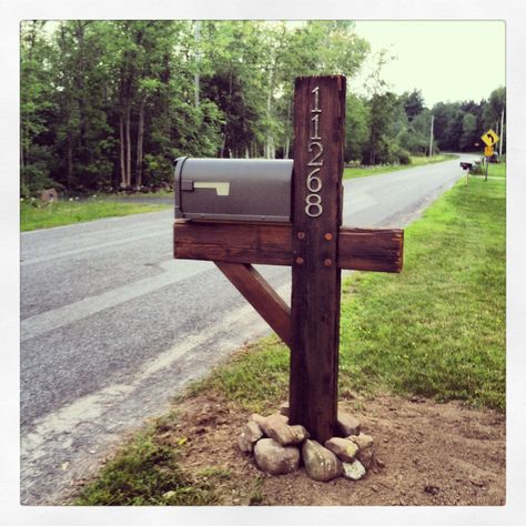 Barnwood mailbox post Farmhouse Mailboxes, Rustic Mailboxes, Mailbox Makeover, Mailbox Landscaping, Diy Mailbox, Mailbox Ideas, Rustic Logo, Mailbox Posts, Farmhouse Landscaping