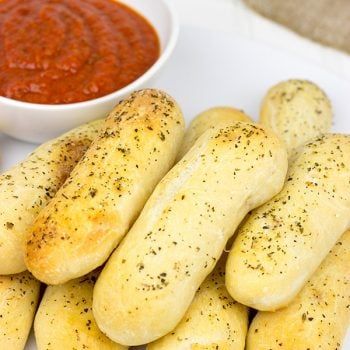 Mozzarella-Stuffed Italian Breadsticks | Great party appetizer recipe! Italian Breadsticks, Italian Bread Sticks, Salt Block, Crumpets, Breadsticks, Minestrone, Tortellini, Bagels, I Love Food