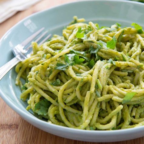 Green Spaghetti Recipe #greenspaghetti #texasfood #cilantro #poblano #recipe Spaghetti Dinner Ideas, Mexican Green Spaghetti Recipe, Green Spaghetti Recipe, Green Pasta Recipe, Cilantro Cream Sauce, Tagliatelle Recipe, Mexican Spaghetti, Poblano Sauce, Telur Ayam