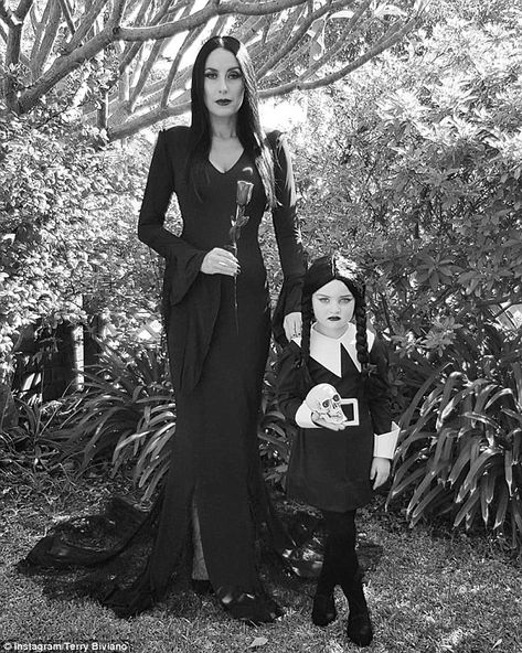 HALLOWEEN 2018 The Minichiello family! Terry Biviano and daughter Azura wore Addams Family-inspired costu... Cats In Halloween Costumes, Mother Daughter Costumes, Addams Family Halloween, Wednesday Dress, Tammy Hembrow, Addams Family Costumes, Adams Family, Kids Frocks Design, British Fashion Awards