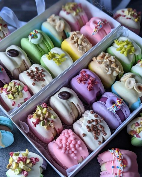 Colorful Macarons, Desert Ideas, Savory Treats, Macaron Cookies, Macaroon Recipes, Pretty Dessert, Macaron Recipe, Fancy Desserts, Just Cakes