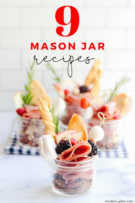 The best Mason Jar Recipes. Everything from savory to sweet and drinks as well. Check out these fun ways to serve food in mason jars. Mason jar salad, mason jar dessert, mason jar drinks, mason jar baking Food In Mason Jars, Charcuterie Jars, Traditional Charcuterie Board, Mason Jar Snacks, Mason Jar Recipes, Mason Jar Baking, Individual Charcuterie, Light Dinners, Mason Jar Party