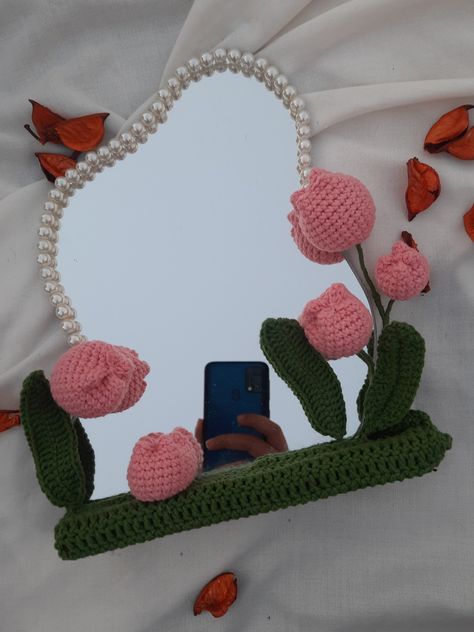 I made this mirror a couple of months ago and everyone i know fell in love with it so i wanted to share it as my first Pinterest project 🥰 Couple Crochet Ideas, Crochet Mirror Frame, Tulip Makeup, Flower Mirror Frame, Crochet Mirror, Hair Accessories Diy Headband, Crochet Case, Crochet Keychain Pattern, Crochet Turtle