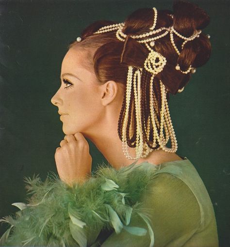 60s Hair Accessories, Pearls In Hair, Hair Pearls, 1960s Hair, 60s Hair, Hair Patterns, Sixties Fashion, Happy Hair, Creative Hairstyles