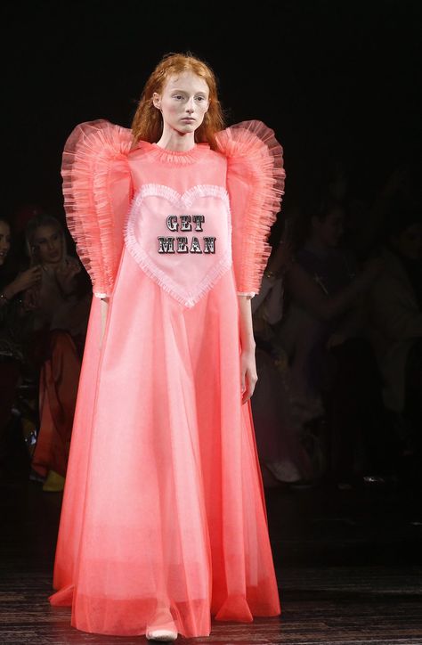 Viktor & Rolf Just Sent Out The Snarkiest Haute Couture Collection Of All Time Viktor And Rolf, Colorful Gown, Camp Fashion, Viktor Rolf, Heart Fashion, Bodo, Viktor & Rolf, Couture Runway, Textiles Fashion