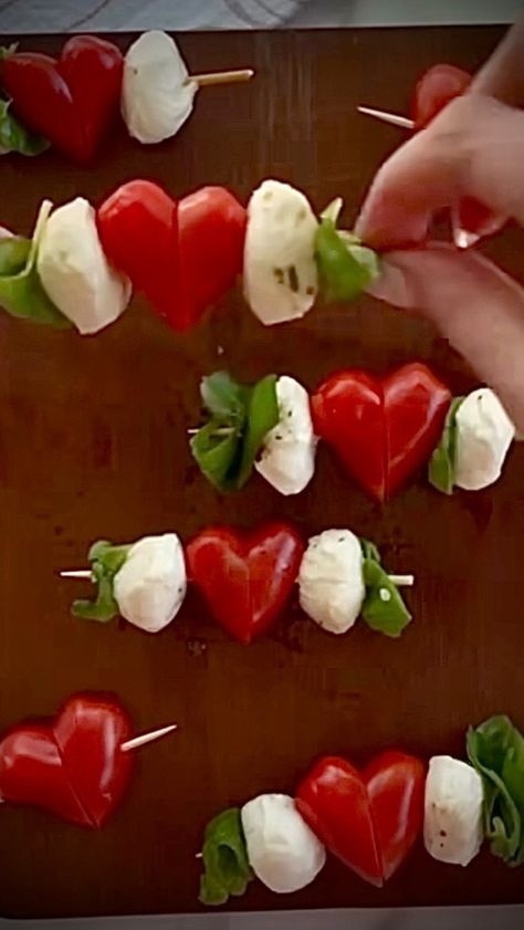 Caprese Heart Skewers ❤️🍡 Yummy 😋 Twist on caprese skewers is perfect for: • Adding to your cheese board • Serving on their own with a… | Instagram Cherry Tomato Snack Ideas, Cherry Tomatoes And Mozzarella Balls, Xmas Starters, Tomato Skewers, Caprese Appetizer, Caprese Salad Skewers, Caprese Bites, Tomato Snacks, Mozzarella Balls