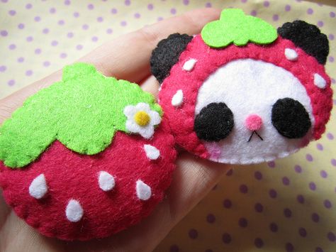 Kawaii strawberry brooches!! Kawaii Felt, Kawaii Strawberry, Felt Keychain, Handmade Plushies, Cute Sewing Projects, Pinterest Diy Crafts, Felt Patterns, 背景 シンプル, Cute Keychain