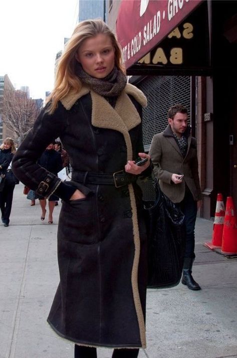 Magdalena Frackowiak, Outfit 90s, Model Streetstyle, Sheepskin Coat, Winter Fits, Models Off Duty, Mode Inspo, 가을 패션, Preppy Outfits