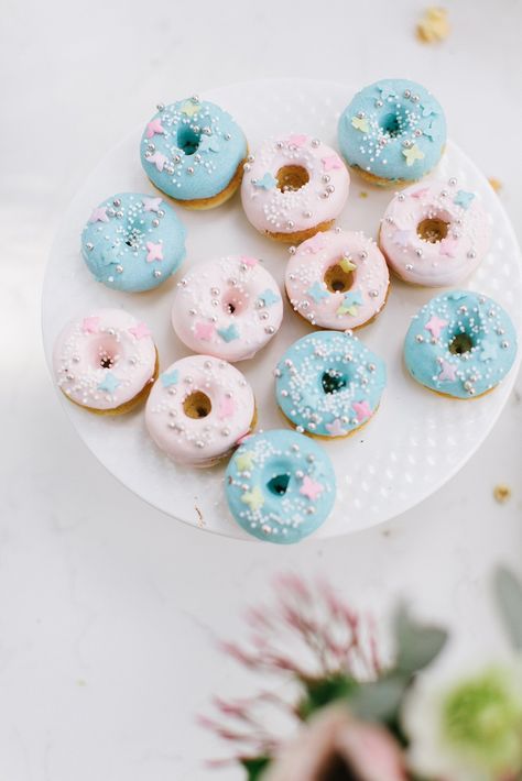 pink and blue donuts Pink And Blue Donuts Gender Reveal, Blue And Pink Desserts, Pastel Pink And Blue Gender Reveal, Pink And Blue Food, Foto Gender Reveal, Baby Shower Pink And Blue, Pink And Blue Baby Shower, Gender Reveal Dessert, Gender Reveal Party Food