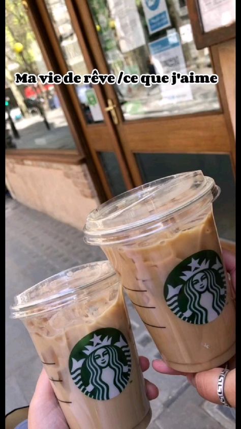 🌹Ce montage a été réalisé par moi ⛸️ Kawa Starbucks, Minuman Starbucks, Starbucks Girl, Copo Starbucks, Café Starbucks, Coffee Wallpaper, Caramel Coffee, Coffee Obsession, Iced Latte