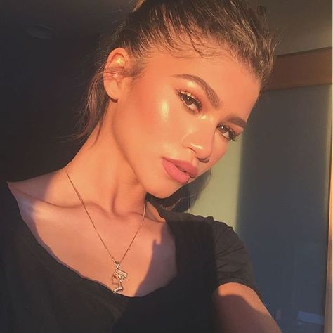 Pin for Later: Zendaya's Instagram Account Is Almost Too Hot to Handle Zendaya Makeup, Mode Zendaya, Zendaya Hair, Goddess Makeup, Make Up Foundation, Morning Makeup, Celebrity Selfies, Zendaya Outfits, Zendaya Style