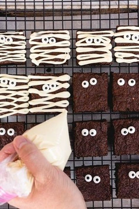 Halloween Party Brownies, Holiday Baking Halloween, Mummy Treat Ideas, Halloween Mummy Brownies, Halloween Sweet Snacks For Party, Sweet Treats For Halloween, Halloween Baking Brownies, Halloween Treats With Candy Eyes, Halloween Easy Baking Ideas