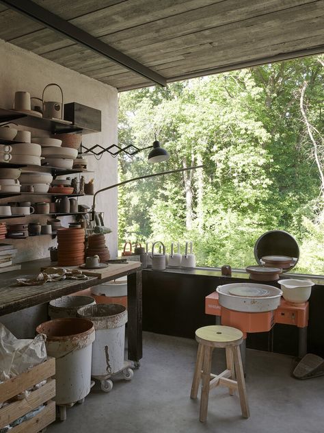 Outdoor Pottery, Art Studio Space, Living Tv, Art Studio Room, Art Studio Design, Art Studio At Home, Ceramic Workshop, Pottery Workshop, Clay Studio