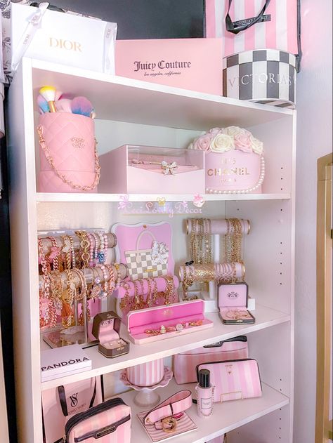 Organization Ideas For The Bedroom, Pink Organization, Girly Pink Bedroom, Pink Closet, Beauty Room Vanity, Glam Bedroom Decor, Girly Room Decor, Closet Y2k, Barbie Room