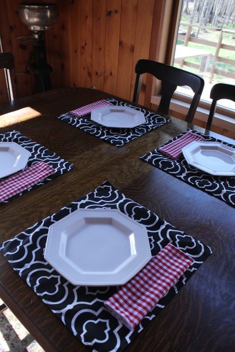 Summer Placemats, Square Placemats, Fabric Ideas, Table Placemats, Program Ideas, Diy Decorating, Outdoor Summer, Cute Kitchen, Quilt Ideas