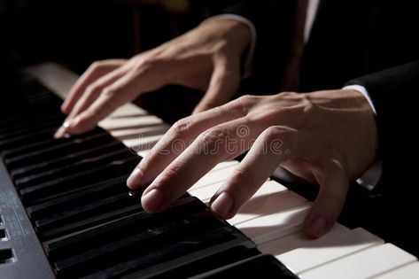 Pianist Hands, Hands Playing Piano, Piano Hands, Hands Reference, Hand References, Piano Lessons For Beginners, Piano Jazz, Digital Painting Photoshop, Digital Painting Portrait