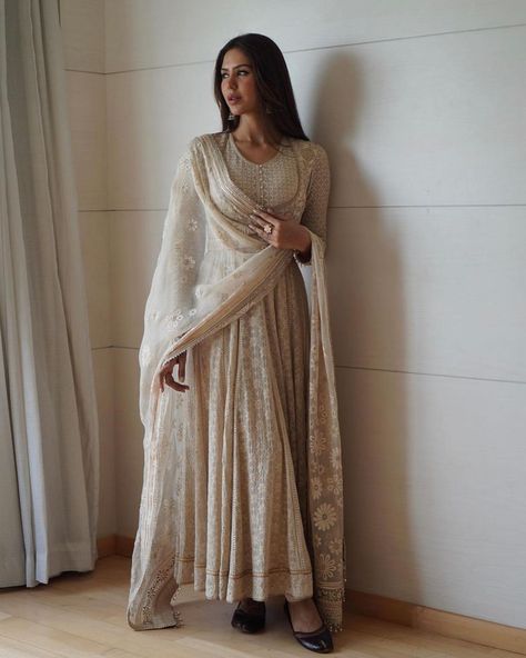 Indian Bridesmaids Outfits Ideas, Suits For Women Professional, Indian Bridesmaids Outfits, Bridesmaid Indian, Cotton Sharara, Formal Suits For Women, Sonam Bajwa, Bridal Trousseau, White Anarkali