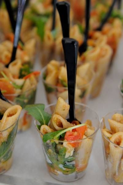 Pasta In A Cup Appetizer, Individual Pasta Cups, Individual Wedding Appetizers, Pasta Cups Party, Mini Pasta Cups, Pasta Salad Cups For Party, Pasta Party Buffet, Elegant Wedding Buffet Ideas, Pasta Salad Cups