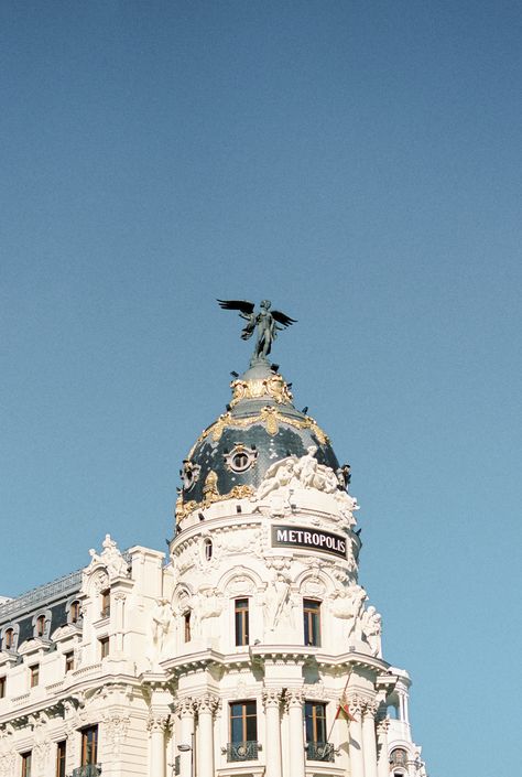 Shooting Inspiration, Film Wedding, Film Photographers, Beautiful Stories, Madrid Spain, Couple Shoot, Metropolis, Engagement Shoots, Leaning Tower Of Pisa