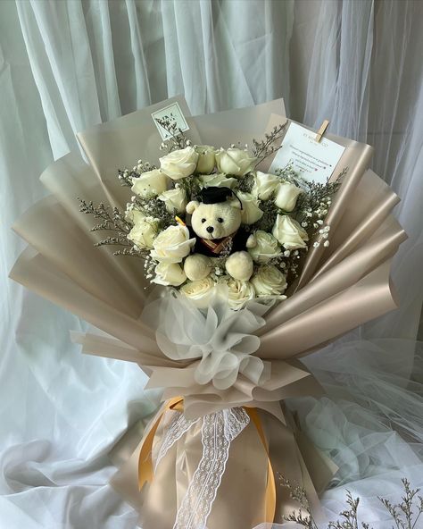 Graduation Bouquet Ideas, Graduation Flowers Bouquet, Graduation Flower Bouquet, Ribbon Flowers Bouquet, Graduation Bouquet, Candy Bouquet Diy, Graduation Flowers, Graduation Bear, White Flower Bouquet